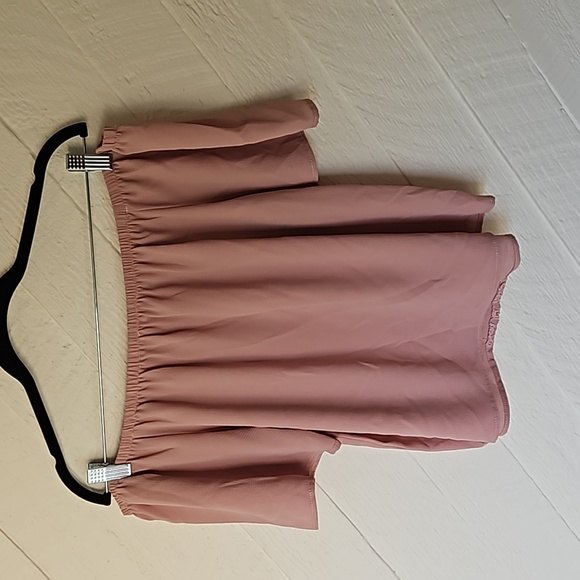 🩷 5/$25 bundle Off the shoulder flowy top - Picture 2 of 4